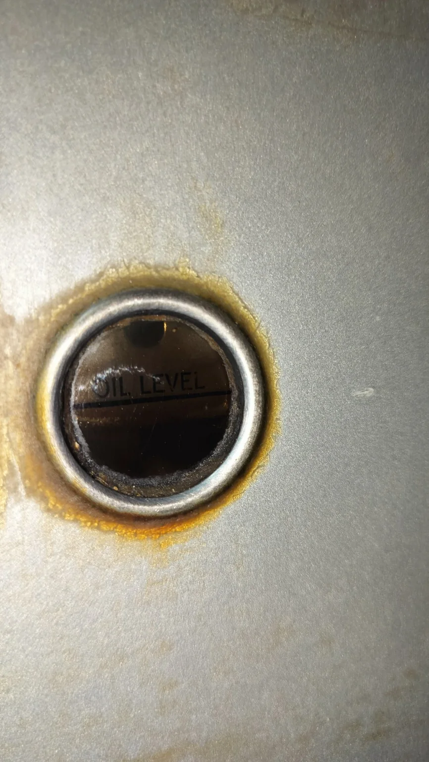 Close view of the Hobart transmission oil sight glass